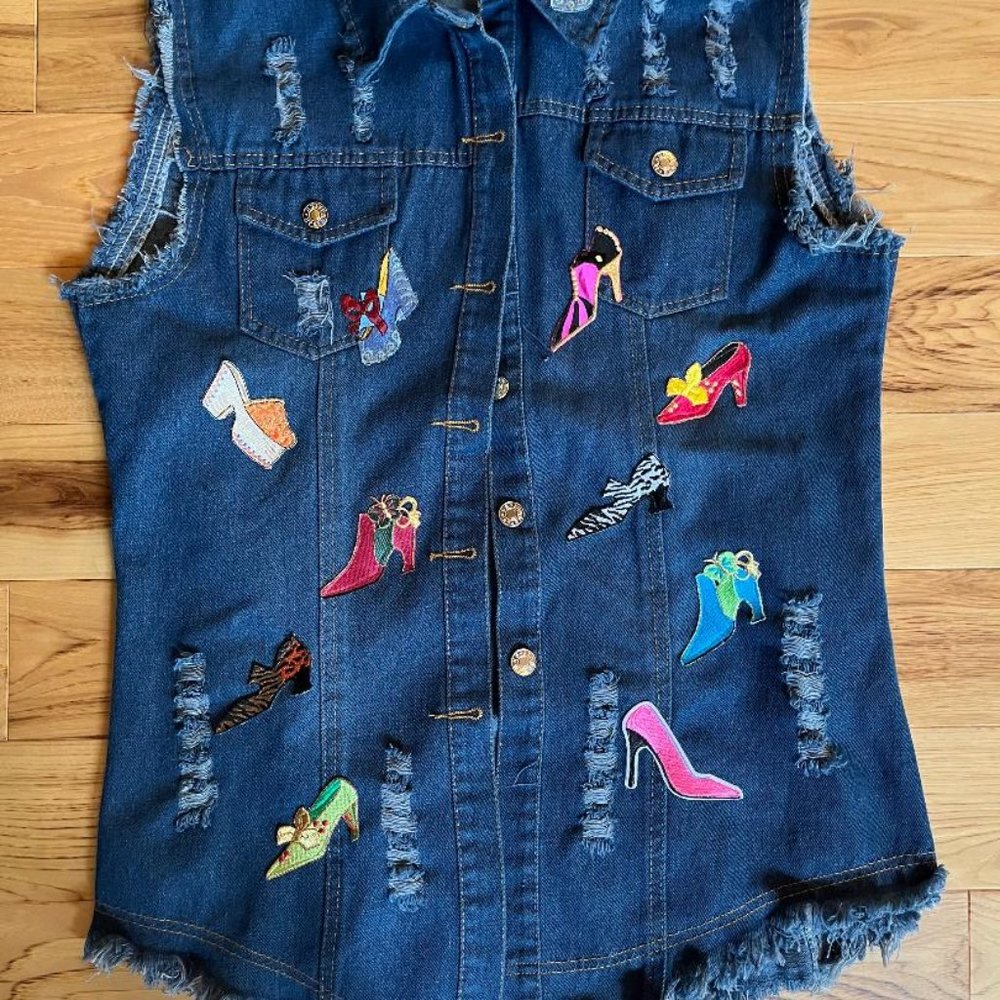 NWOT Womens Fringed Sleeveless Knee Length Vest With Multiple Shoe Patches